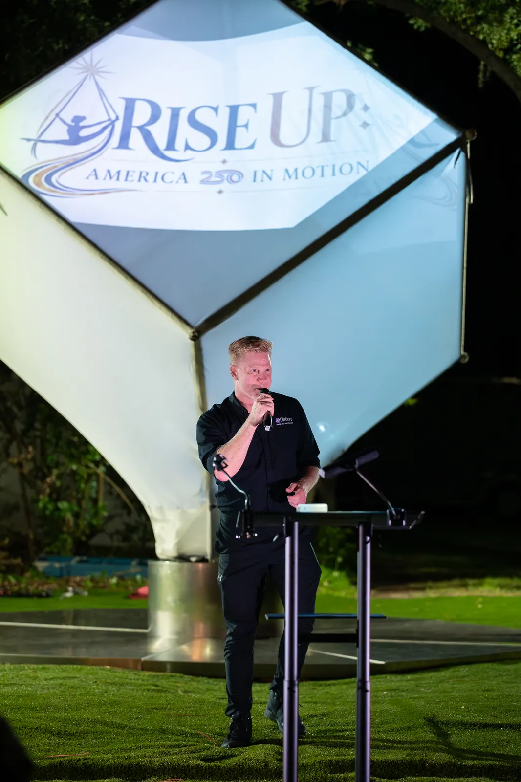 A second vertical view shows the speaker at the edge of the lit cube.